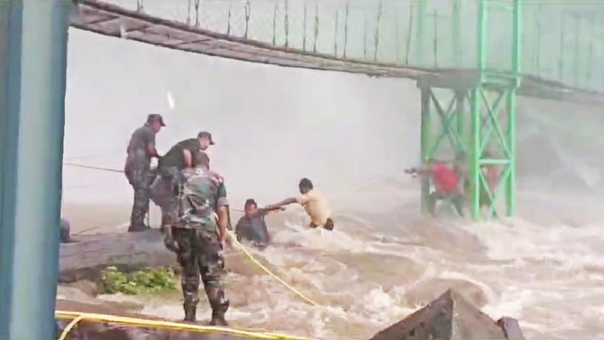 Rohtas: Sudden flood in Tutla Bhavani waterfall, many tourists stranded in midst of overflowing mountain river