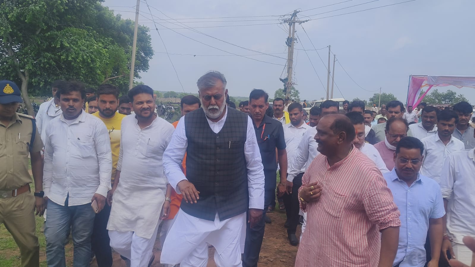 मंत्री प्रहलाद पटेल ने अधिकारियों को दी चेतावनी।