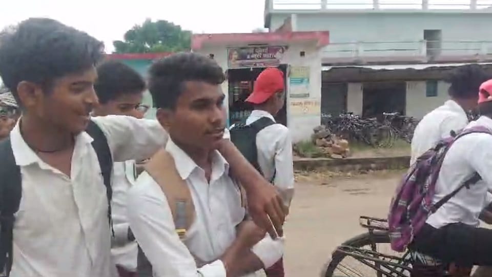 स्कूल के बाहर खड़े बच्चे