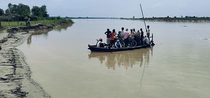 UP: Saryu's water level decreased, water reached three cm below the danger mark, children started going to school by boat UP: Saryu's water level decreased, water reached three cm below the danger mark, children started going to SC