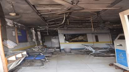 सासनी गेट स्थित कैंनरा बैंक में लगी आग से जला पड़ा सामान