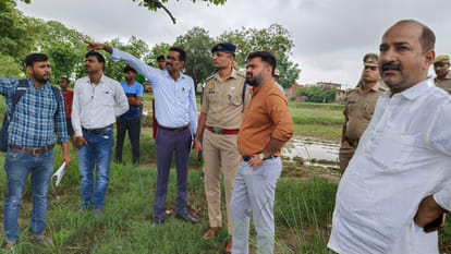 Sant Kabir Nagar DM Mahendra Singh Tanwar and SP went about 3 km inside the village by boat, well being people