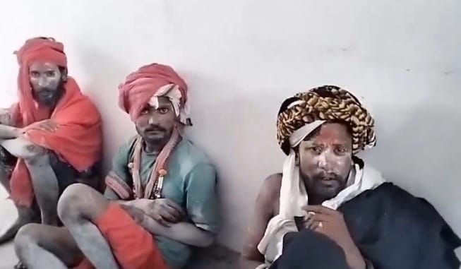 Meerut: Three sadhus of Nath community were caught as suspects, threatened by public