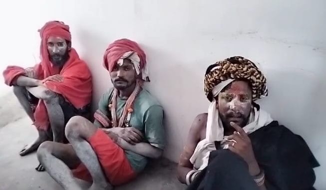 Meerut: Three sadhus of Nath community were caught as suspects, threatened by public