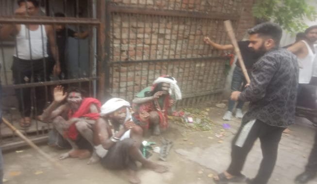 Meerut: Three sadhus of Nath community were caught as suspects, threatened by public