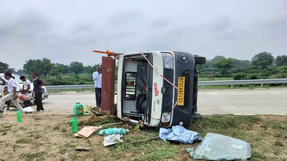 25 laborers injured when Magic loaded with laborers overturns in Janjgir Champa