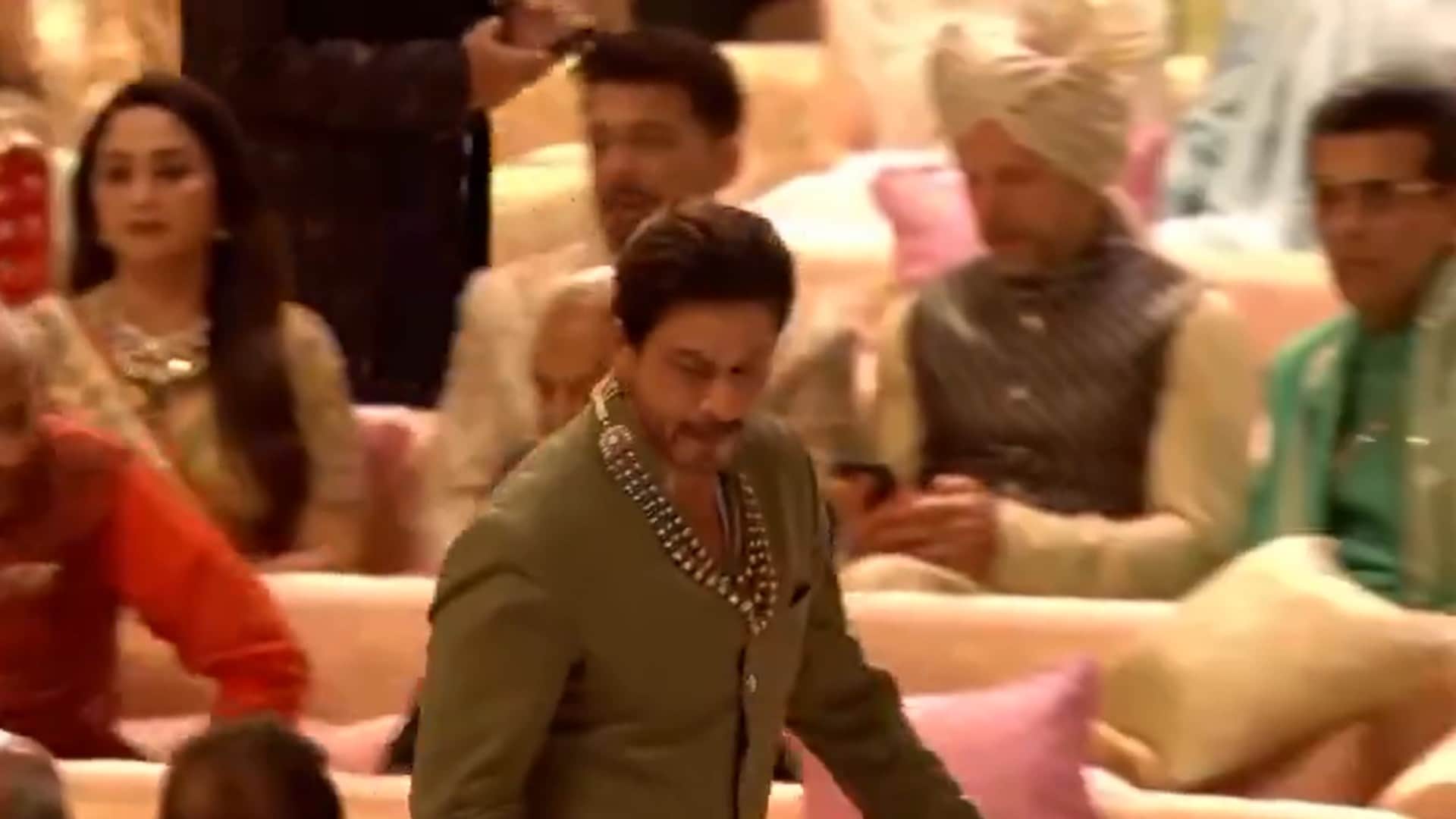 Anant Ambani Radhika Merchant wedding ceremony Shah Rukh Khan touches amitabh bachchan jaya bachchan feet