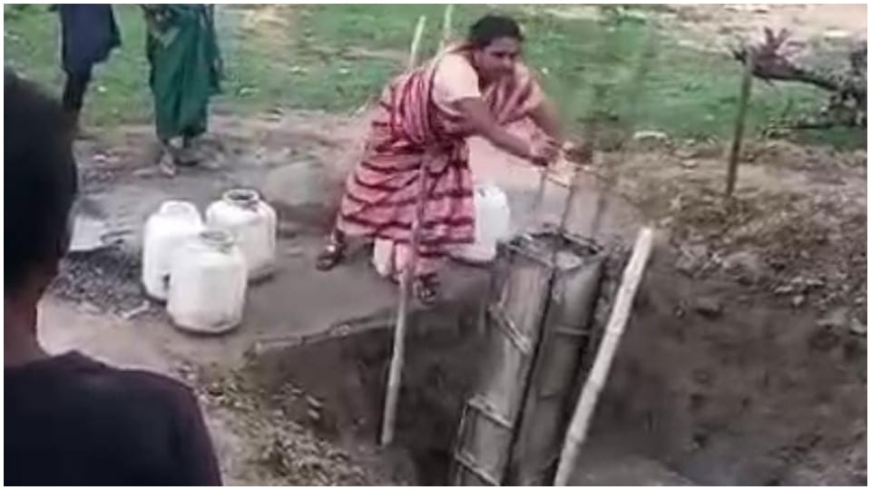 Women uprooted the pillar by shaking it, case of Jaitpur police station area