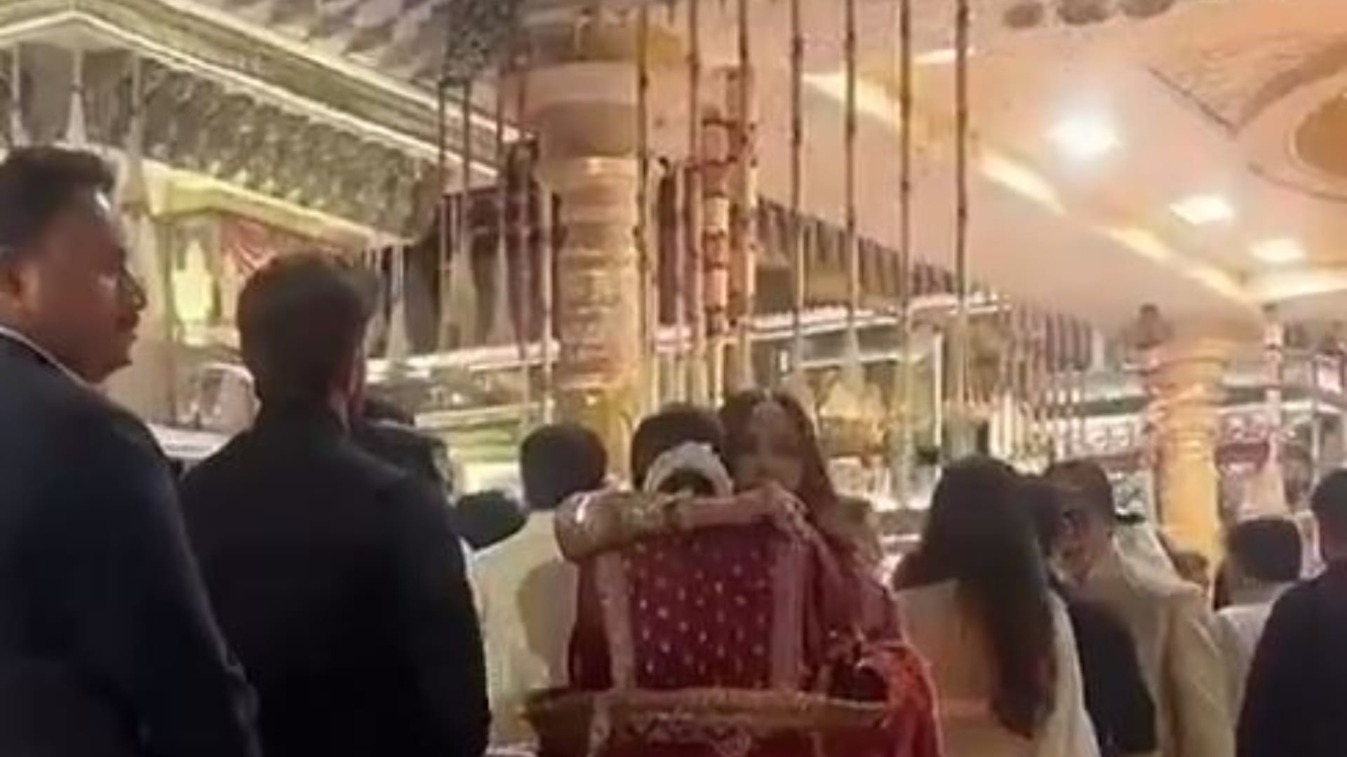 Aishwarya Rai Gets Emotional While Hugging Pregnant Deepika Padukone at Ambani Wedding Watch viral video
