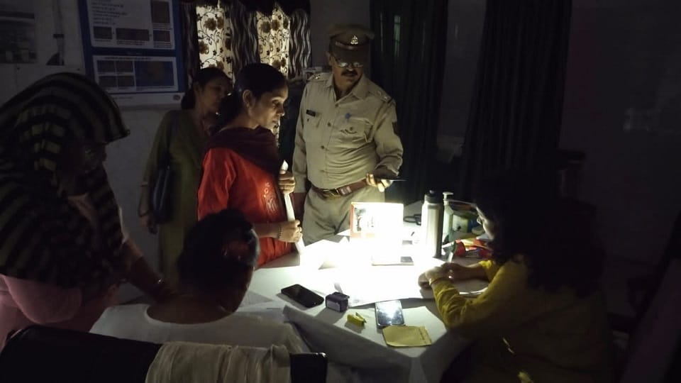 During power outage, patients were treated with the light of mobile torch