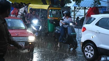 MP Weather Update: भोपाल-उज्जैन समेत कई शहरों में तेज बारिश, कई क्षेत्रों में उमस ने किया परेशान MP Weather Update: Heavy rain in many cities including Bhopal-Ujjain, humidity disturbed in many areas