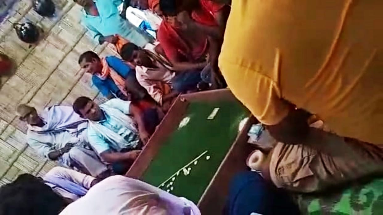 Bihar News: Due to strictness of Motihari SP, police registered FIR against unknown gamblers, viral video