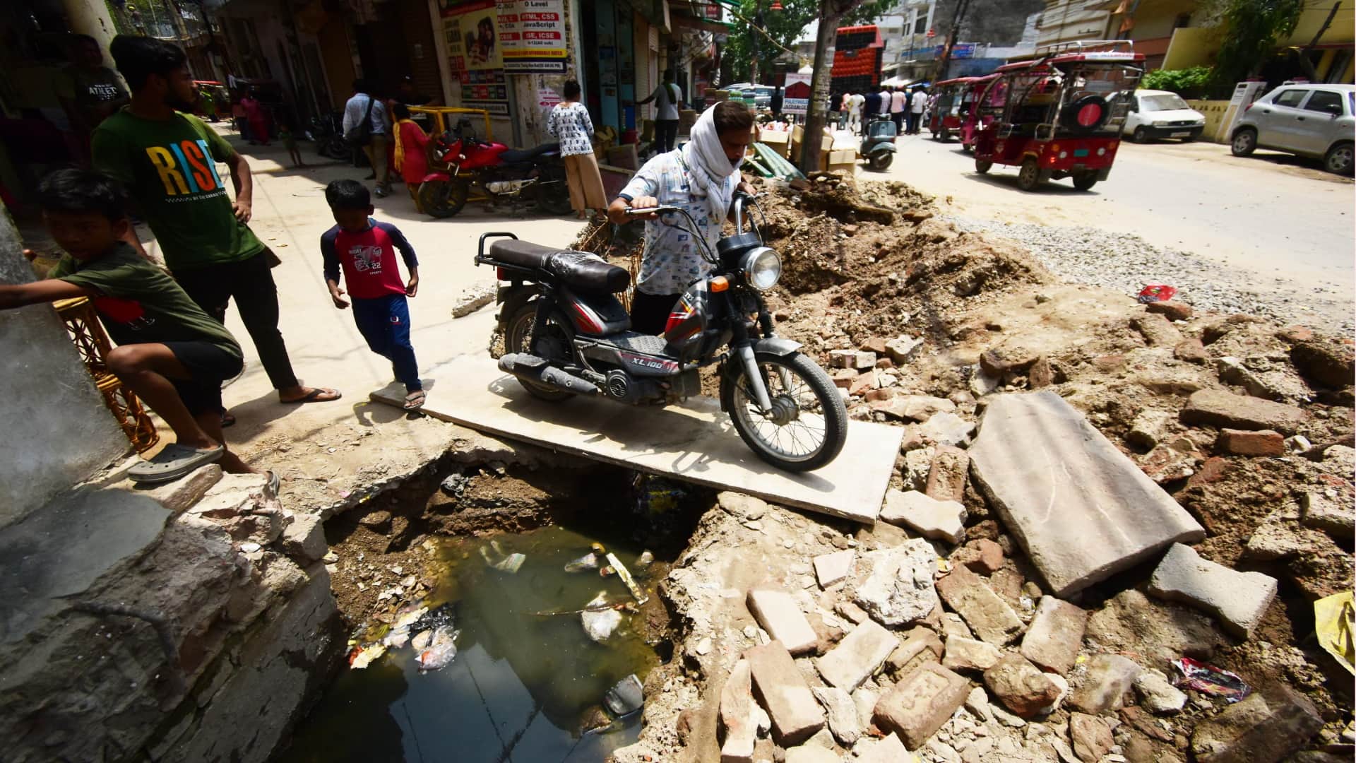 PDA organized Mahakumbh of problems in Basmondi of Mutthiganj, business and life affected.