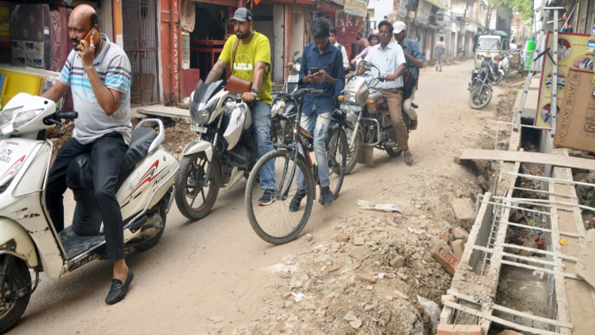 PDA organized Mahakumbh of problems in Basmondi of Mutthiganj, business and life affected.