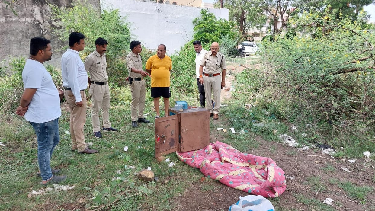 Mandsaur: Thieves raid the deserted house of jewelers who had gone for treatment, steal goods worth crores.