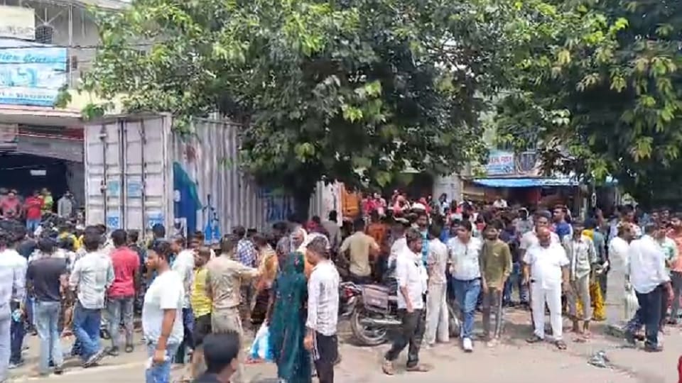 Amroha: Milk vehicle collided with Tata Magic, one girl died.. ten injured