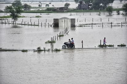 लखनऊ: गोमती का कहर, चार से पांच फीट गहरे पानी से होकर गुजर रहे लोग, प्रशासन की बेरूखी ने बढ़ाया दर्द Lucknow: Gomti's havoc, people passing through four to five feet deep water, administration's indifference inc