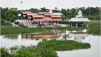 In Gorakhpur, Rapti overflowed.four more villages surrounded by flood water