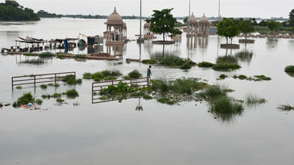 In Gorakhpur, Rapti overflowed.four more villages surrounded by flood water
