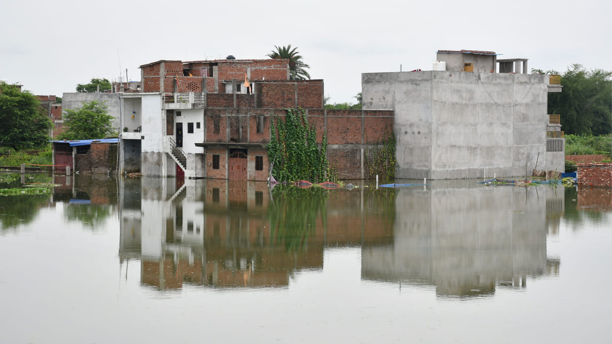 In Gorakhpur, Rapti overflowed.four more villages surrounded by flood water