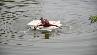 In Gorakhpur, Rapti overflowed.four more villages surrounded by flood water
