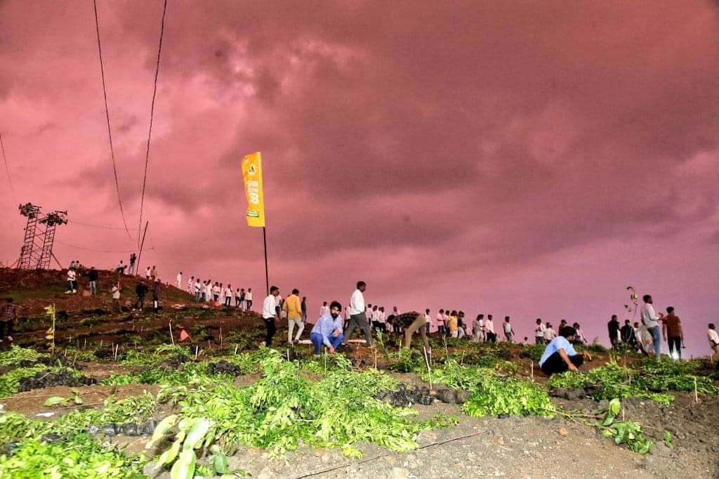Indore: Campaign to plant 11 lakh saplings started in Indore with sunrise