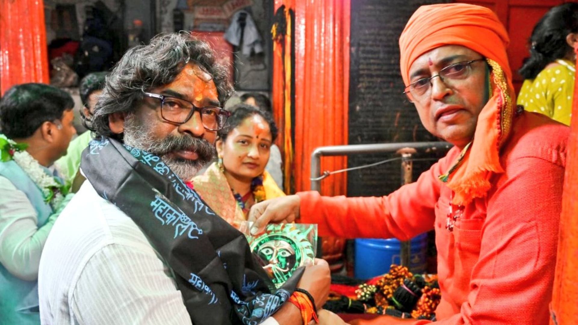 Jharkhand CM Hemant Soren offered prayers at Kashi Vishwanath Temple See latest photos