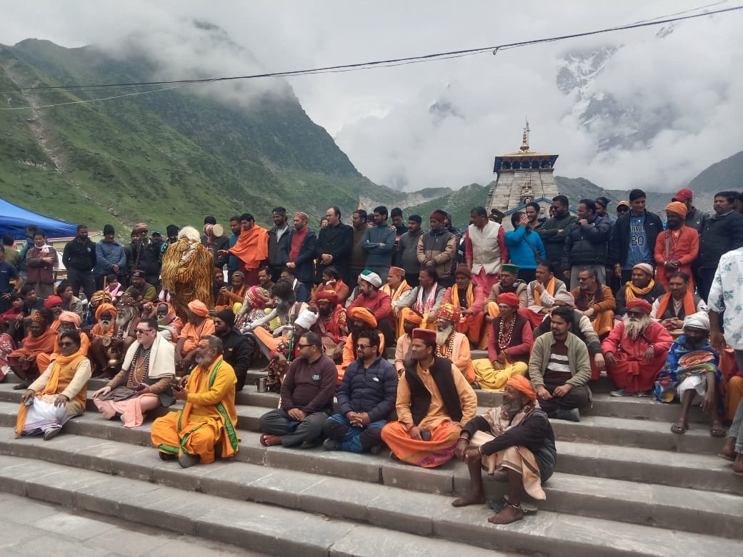 Uttarakhand News Priests and saints pilgrims Protest in Kedarnath for made kedarnath temple in delhi