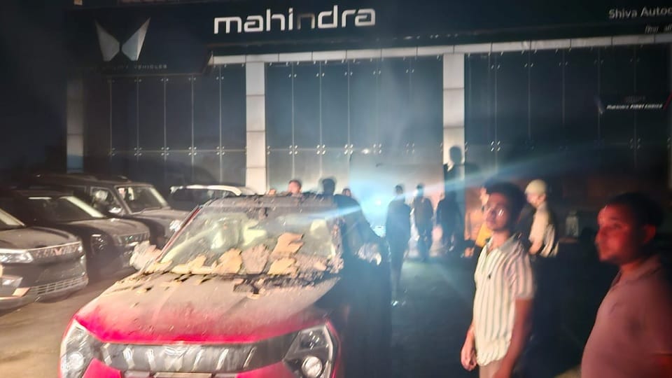 Sudden fire broke out in Mahindra showroom