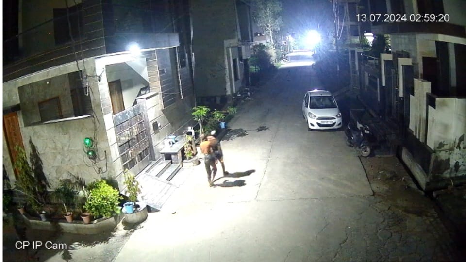 Fear of gang wearing briefs and vests, attempt of theft