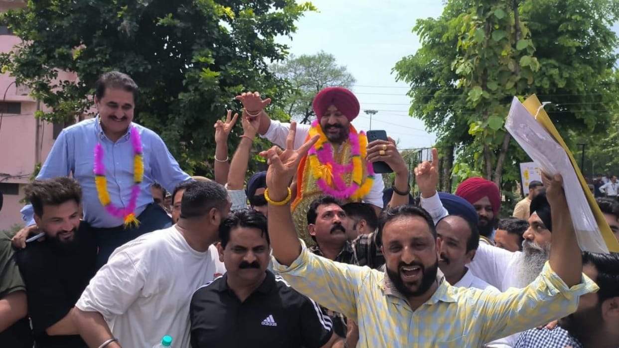 Nalagarh Assembly Seat Celebration of Baba Hardeep victory was seen from Nalagarh to Parwanoo