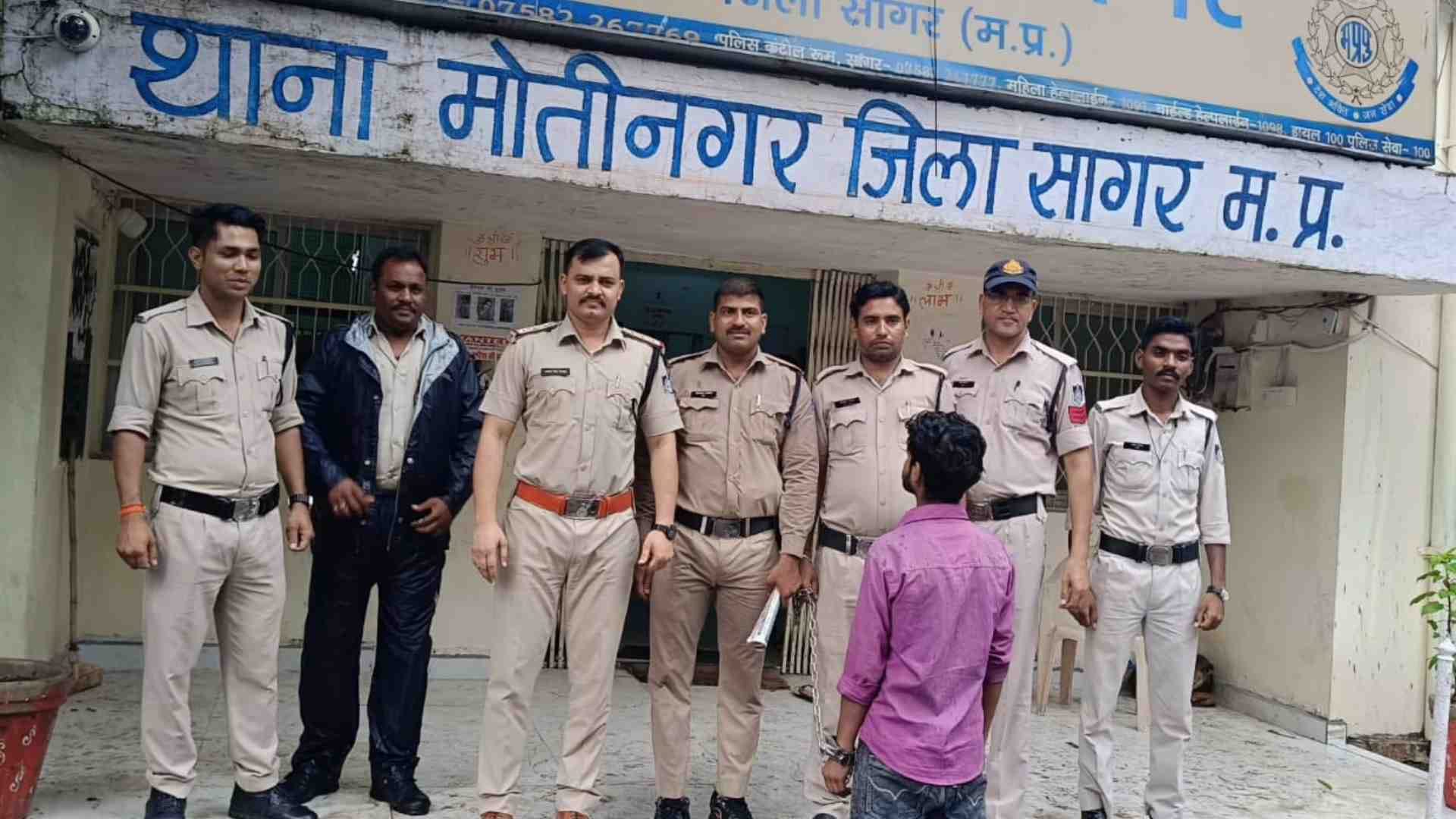 पुलिस की गिरफ्त में आरोपी।