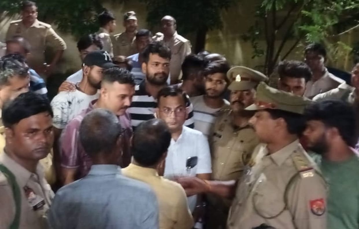 Amethi: Contract electrician died due to electrocution, angry villagers blocked the road for four hours, offic