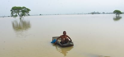 Lucknow: Gomti's havoc, people passing through four to five feet deep water, administration's indifference inc