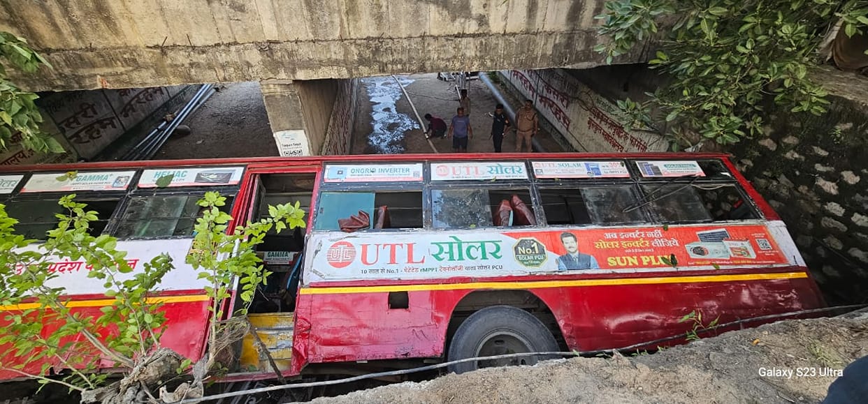 Haridwar Accident News Moradabad Roadways bus overturned and fell in parking Many passengers injured