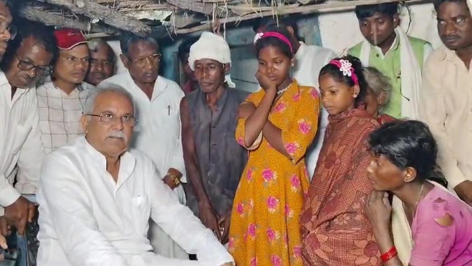 पीड़ितों से मिले पू्र्व सीएम भूपेश बघेल