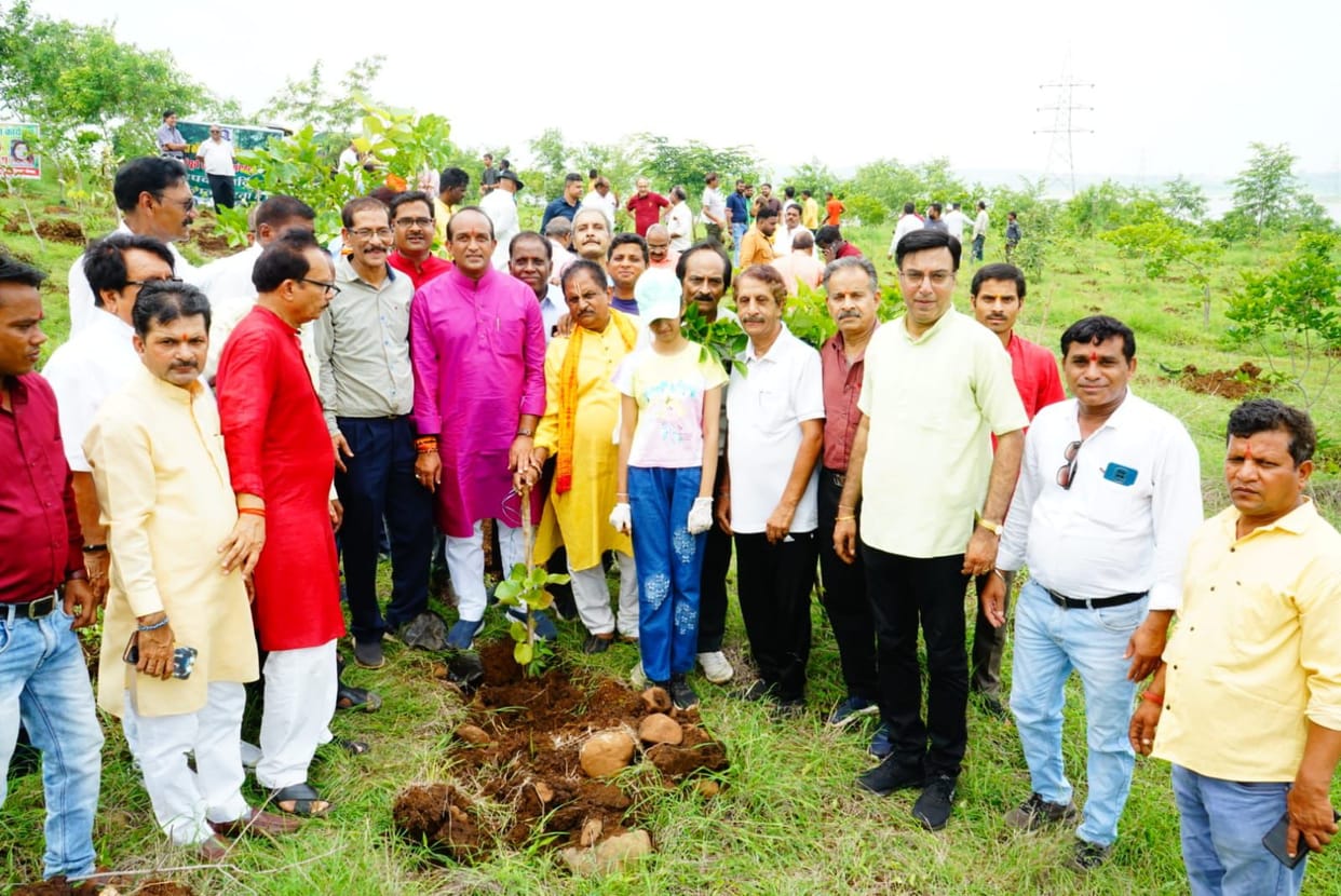 Tree plantation was done in Bhopal under the campaign 'Ek Ped Maa Ke Naam', Corporation Chairman appealed to t
