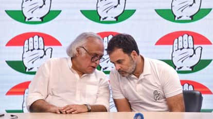 राहुल गांधी से बात करते कांग्रेस महासचिव जयराम रमेश