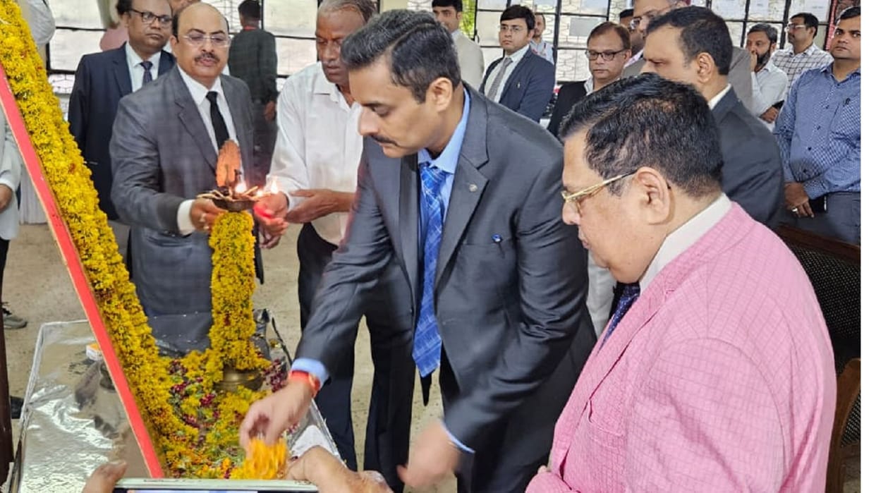 2.44 lakh cases settled through settlement and 26 crore rupees recovered at National Lok Adalat in Varanasi
