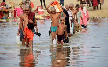 Water level of Ganga-Yamuna is rising rapidly in Prayagraj, shopkeepers started taking shelter in safe places.