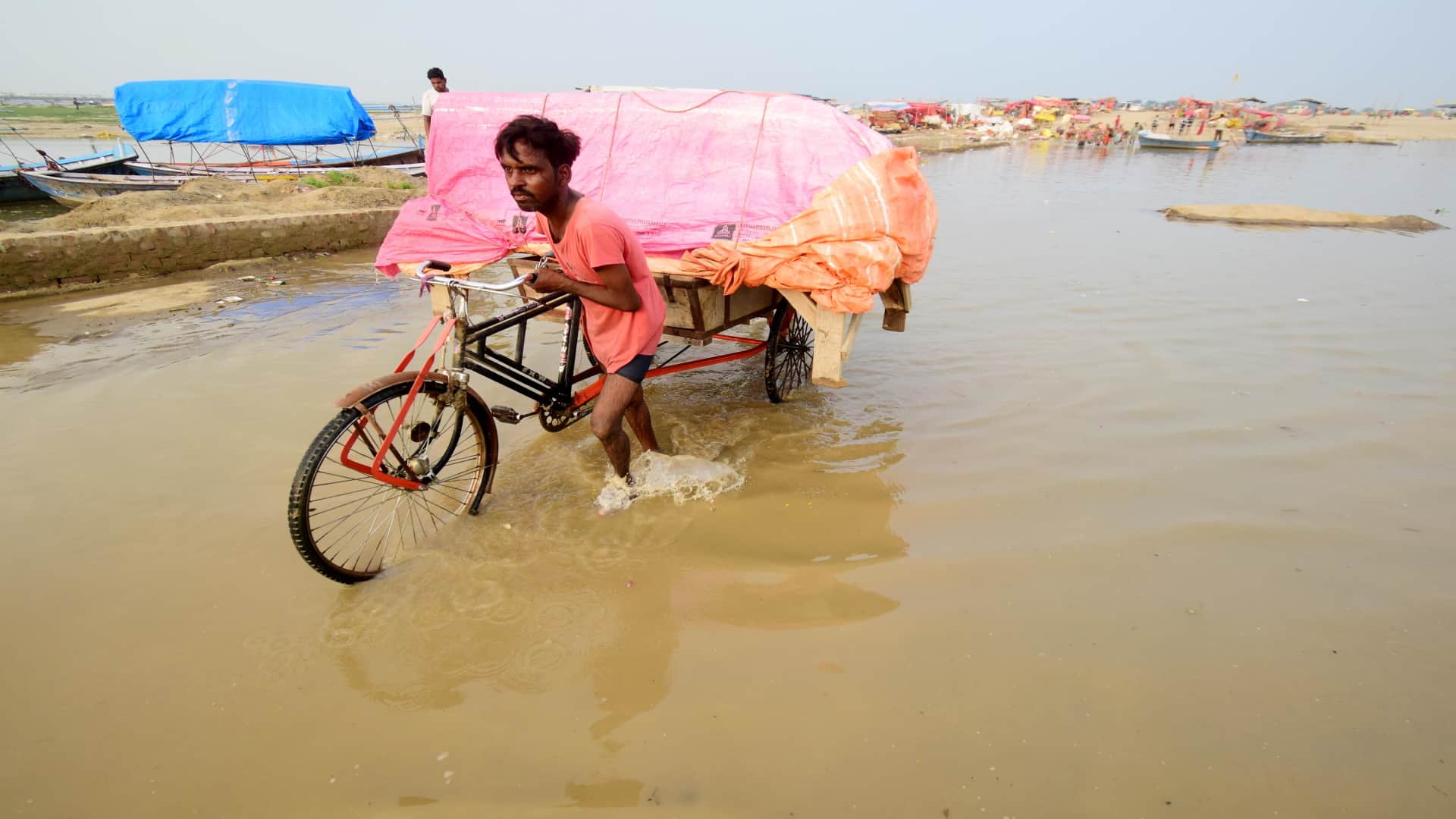 Water level of Ganga-Yamuna is rising rapidly in Prayagraj, shopkeepers started taking shelter in safe places.