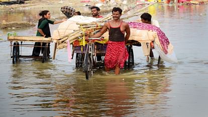 Water level of Ganga-Yamuna is rising rapidly in Prayagraj, shopkeepers started taking shelter in safe places.