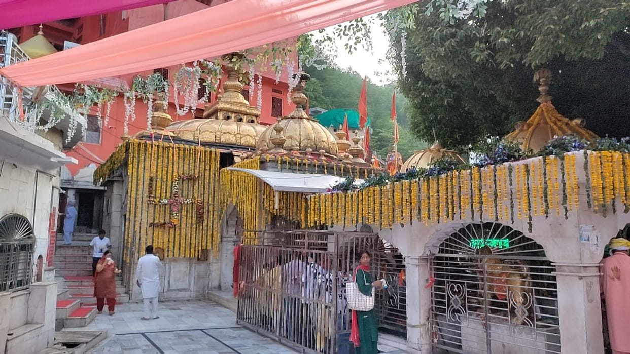 Jawalamukhi Temple Maa Jwala Prakatotsav is being celebrated Garbhagriha is decorated with five lakh flowers