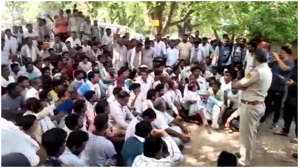 लोगों ने मुआवजे के बाद खत्म किया धरना।