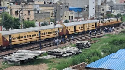 Elderly couple commits suicide by jumping in front of a train in Ballabhgarh