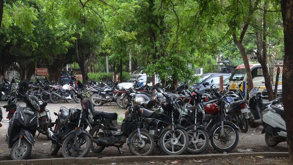 Illegal parking in Deendayal Hospital