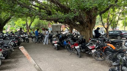 दीनदयाल संयुक्त चिकित्सालय की ओपीडी में बनी अवैध पार्किंग