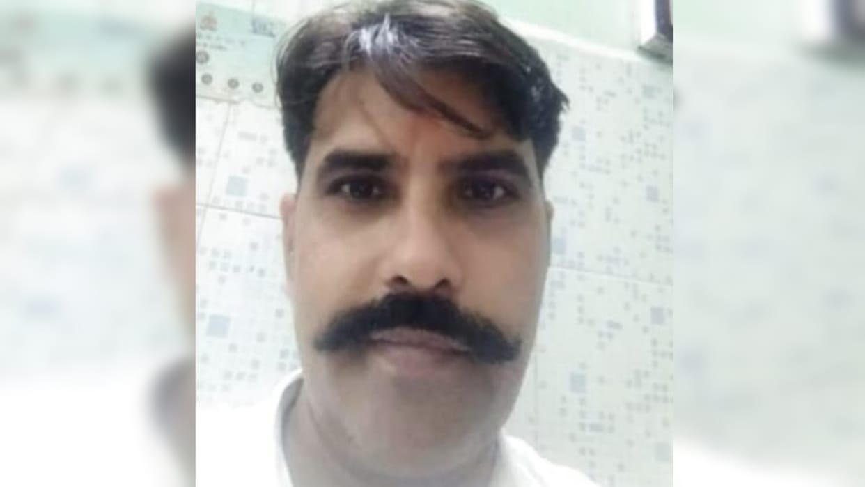 A policeman on patrol died in a road accident, the bike along with him went into a pit after being hit by a ve