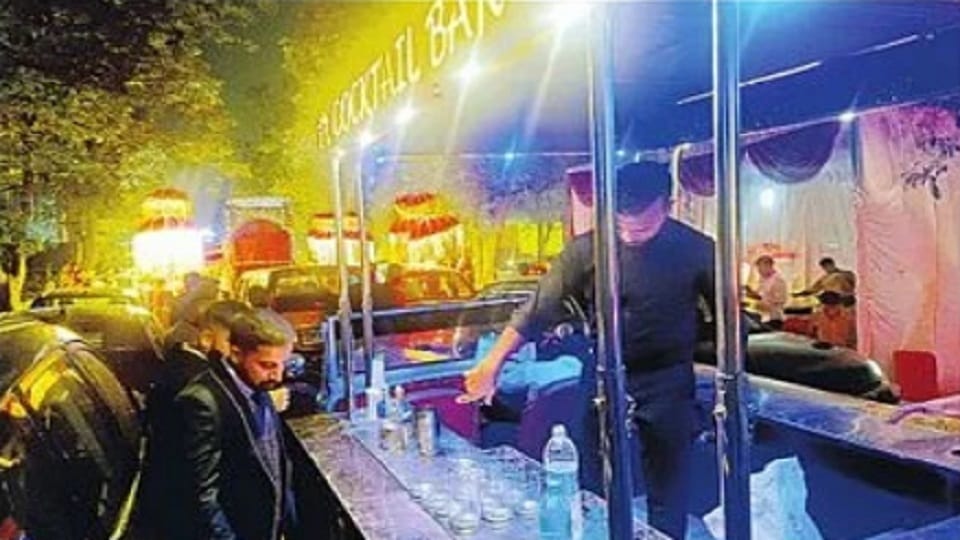 Noida: Liquor served on the road by making a bar in a vintage car, jam