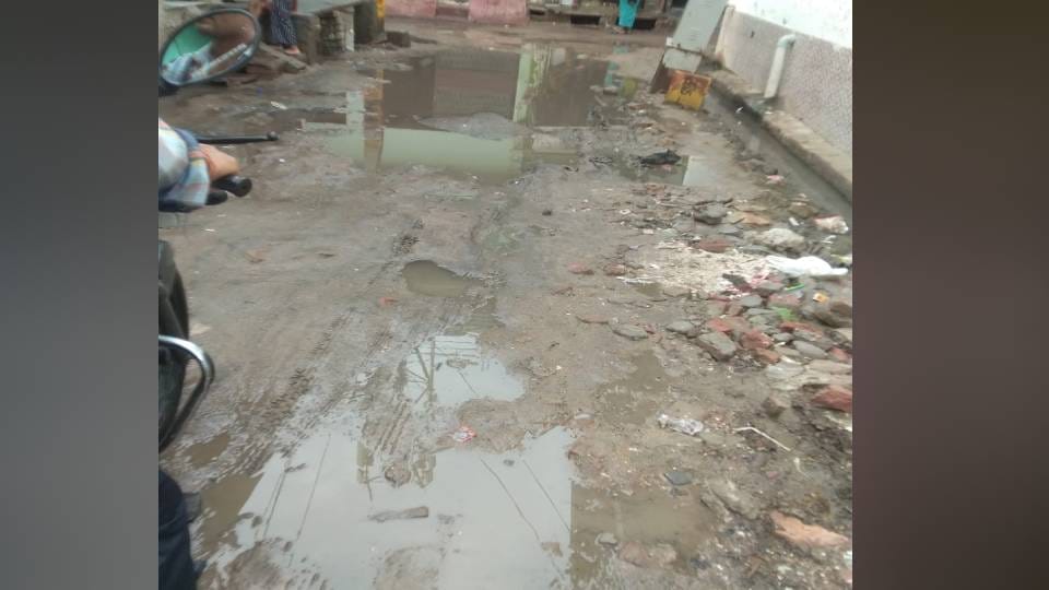 Bodla-Lohamandi road has sunk in many places in Agra more than 40 potholes have formed